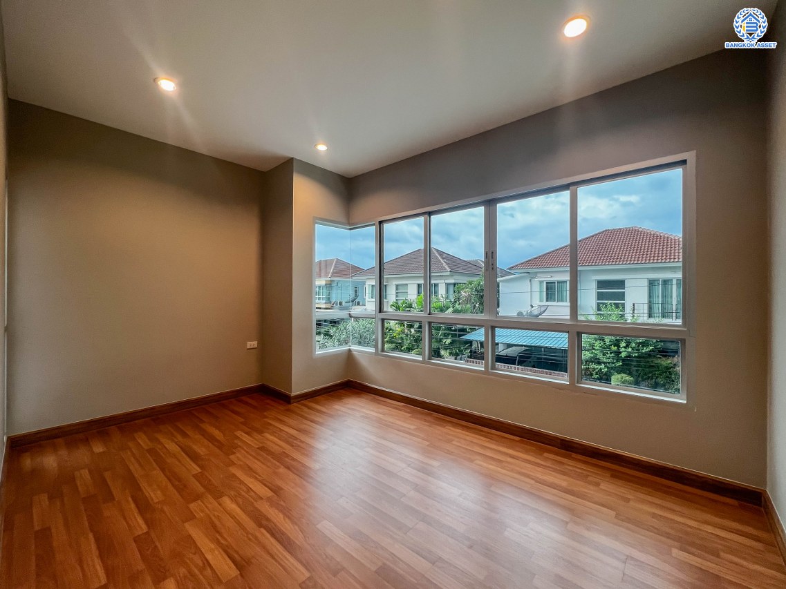 บ้านมือสองตกแต่งใหม่ โครงการ ไลฟ์บางกอกบูเลอวาร์ด ราชพฤกษ์-จรัญ เนื้อที่ 50.8 ตร.ว. ดีไซน์ตอบทุกไลฟ์สไตล์ ฟังก์ชัน 3 ห้องนอน 3 ห้องน้ำ 1 ห้องอเนกประสงค์ จอดรถได้ 2 คัน บนทำเลเชื่อมต่อทุกเส้นทาง ใกล้รถไฟฟ้าสายสีน้ำเงิน "สถานีบางหว้า" และจุดขึ้นทางด่วน "กาญจนาภิเษก"